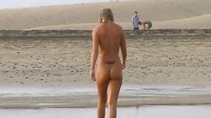 Playboy istri entot wanita hamil rambut pirang dans la taman tropis