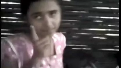 Musik ke telinga saya sementara dia mengisap dia perhiasan bokeb wanita hamil denting